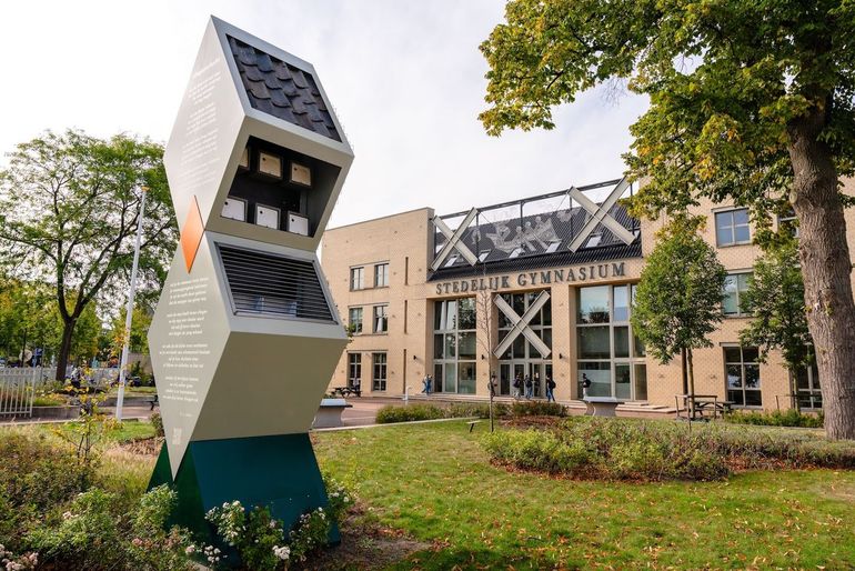 Voorheen bestond het schoolplein nog helemaal uit grijze tegels