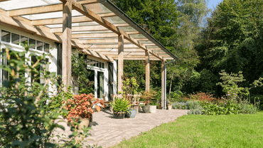 Overkapping bij het huis in Diepenveen