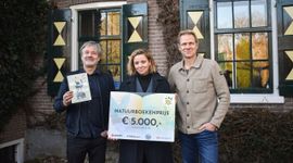 winnaars natuurboekenprijs 2024 caspar janssen en margot holtman met presentator menno bentveld