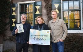 Vroege Vogels winnaars natuurboekenprijs 2024 caspar janssen en margot holtman met presentator menno bentveld