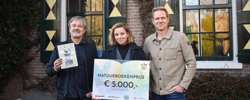 winnaars natuurboekenprijs 2024 caspar janssen en margot holtman met presentator menno bentveld
