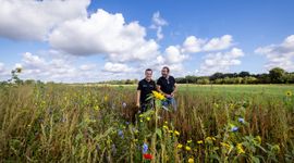 Joris (links) en Peter (rechts) Verstegen in de kruidenrijke akkerrand.