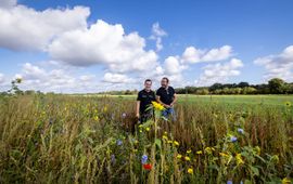 Joris (links) en Peter (rechts) Verstegen in de kruidenrijke akkerrand.