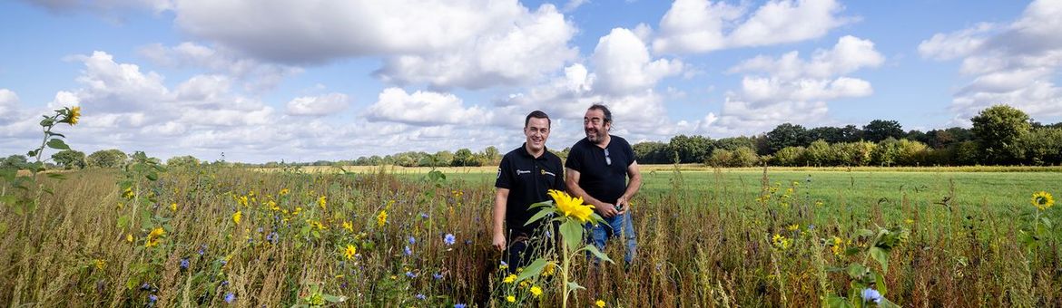 Joris (links) en Peter (rechts) Verstegen in de kruidenrijke akkerrand.