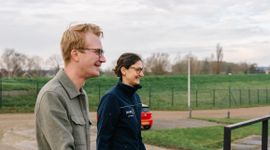 Matthijs Rietveld van PWN en Emmanuelle Prest van onderzoekspartner PWNT