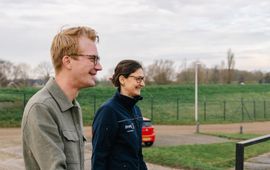 Matthijs Rietveld van PWN en Emmanuelle Prest van onderzoekspartner PWNT