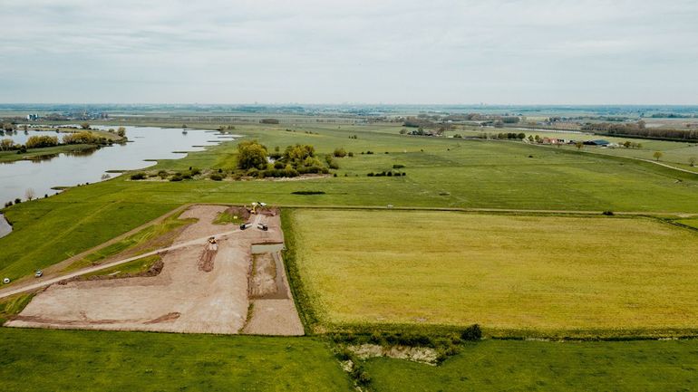 De afgegraven klei wordt in het meest oostelijke puntje verzameld voordat het in het schip gaat