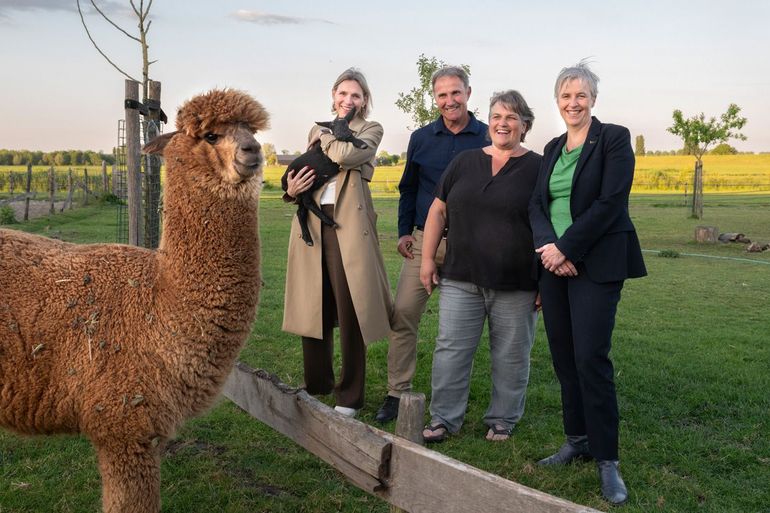 Kees en Annet Lekkerkerker samen met gedeputeerde Mirjam Sterk en hoogheemraad Els Otterman op hun bedrijf
