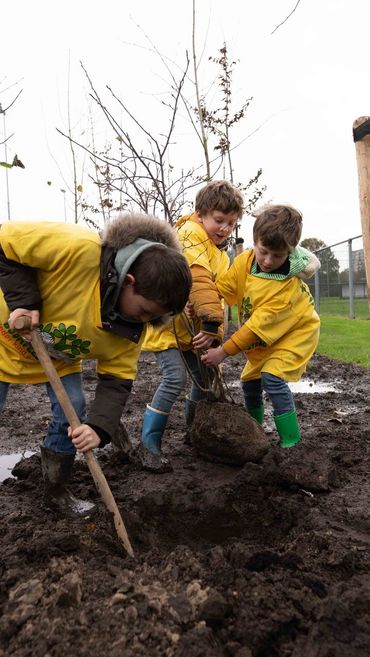 Kinderen planten bomen in Amstelveen