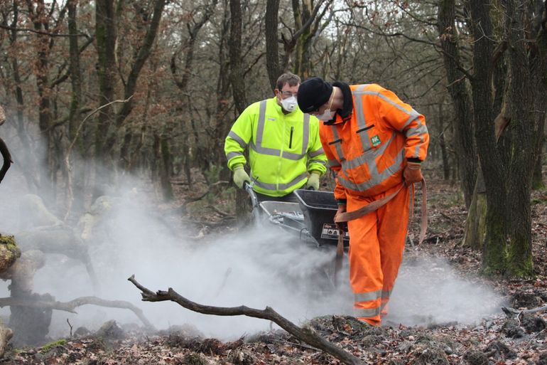 Het steenmeel wordt met kruiwagens uitgereden