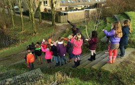 Basisschoolkinderen doen mee aan de Nationale Tuinvogeltelling