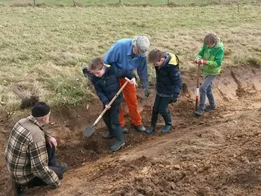 Groesbeekse jongens helpen mee met het aanplanten van meidoornstruikjes