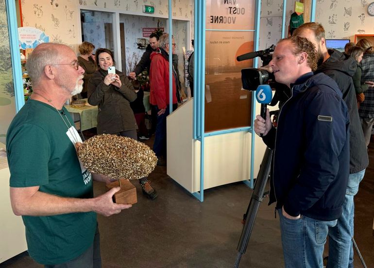 Jan Alewijn Dijkhuizen geeft een interview aan de pers over zijn winst van de Gouden Braakbal