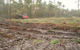 B. Mabelis Machinaal verwijderen van tak- en tophout en jonge loofbomen op een kapvlakte met enkele overstaanders op de Amerongse Berg. Op de achtergrond het oorspronkelijke bos. De bodemverstoring is ernstig