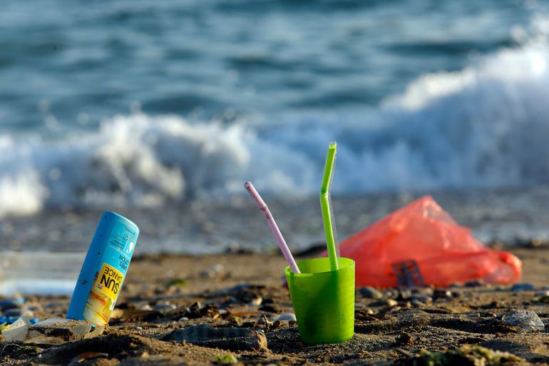 Zwerfafval op het strand