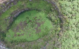 Scalesiabos in een krater