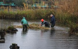 Niels en Heleen Jeurink op de Natuurwerkdag 2025 bij zwembad Beekhuizen in Velp