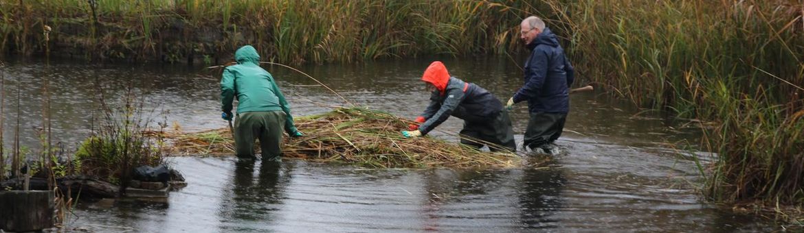 Niels en Heleen Jeurink op de Natuurwerkdag 2025 bij zwembad Beekhuizen in Velp