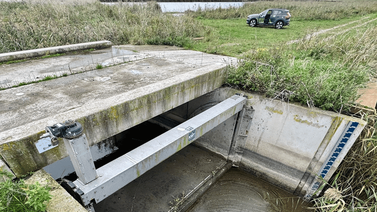 De nieuwe stuw voorkomt dat regenwater meteen wegstroomt, zodat de regen het drooggevallen deel de komende jaren weer kan vullen