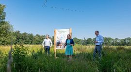 Vertegenwoordigign van drinkwaterbedrijf Brabant Water, provincie Noord-Brabant en waterschap De Dommel voor het bord in het gebied