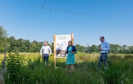 Vertegenwoordigign van drinkwaterbedrijf Brabant Water, provincie Noord-Brabant en waterschap De Dommel voor het bord in het gebied