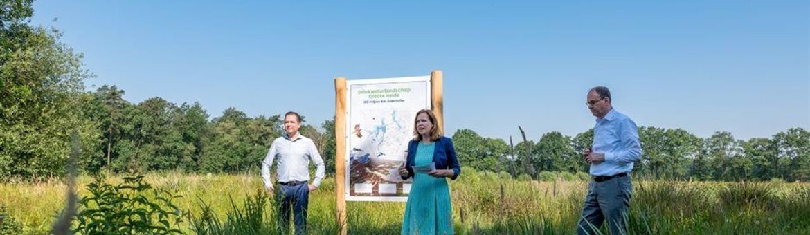 Vertegenwoordigign van drinkwaterbedrijf Brabant Water, provincie Noord-Brabant en waterschap De Dommel voor het bord in het gebied