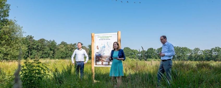 Vertegenwoordigign van drinkwaterbedrijf Brabant Water, provincie Noord-Brabant en waterschap De Dommel voor het bord in het gebied