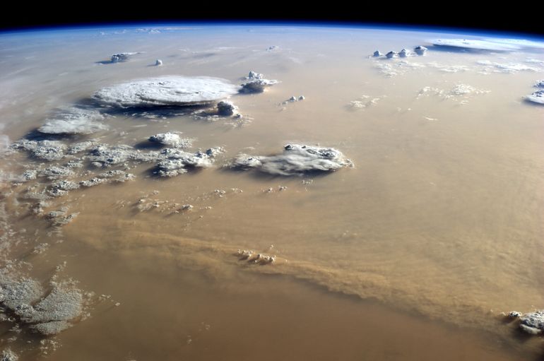 Stofstormen boven de Sahara, gezien vanuit de ruimte