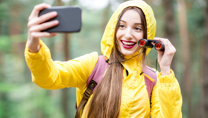 Jeugd verrekijker telefoon / Shutterstock