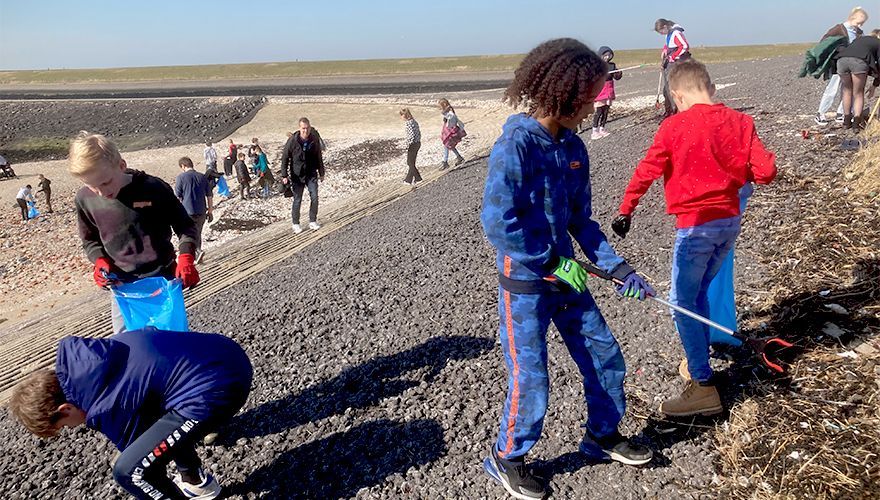 Schoonmaakactie met lokale schoolklas - broedstrandje bontbekplevier Zierikzee / Wilco Jacobusse