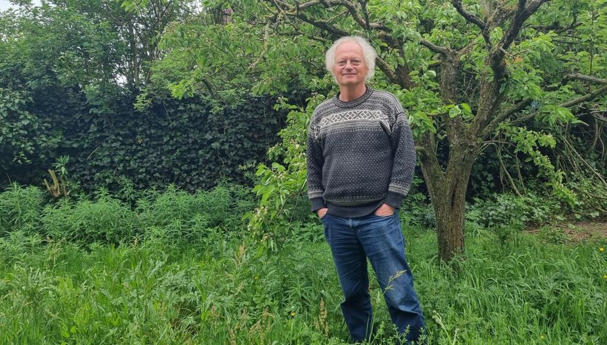 Theunis Piersma in zijn tuin - Foto: Arjan Berben