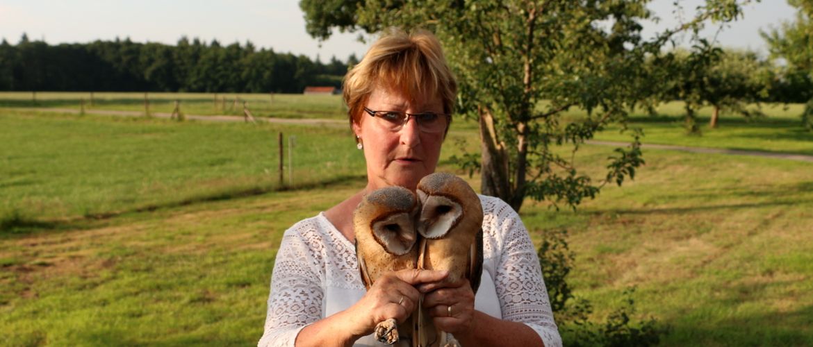 Mary Bombarg met kerkuilen