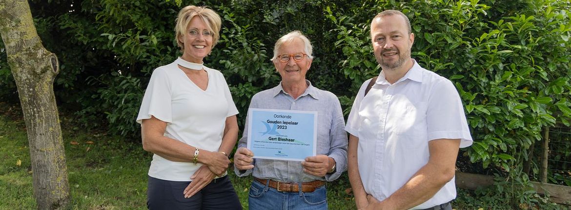 Ellen Hondeveld en Marcel Ligthart namens Vogelbescherming Nederland met Gert Bieshaar / Hugo Weenen
