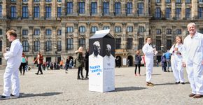 De Boeren van Amstel presenteren hun melk op de Dam.  