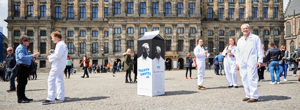 De Boeren van Amstel presenteren hun melk op de Dam.  