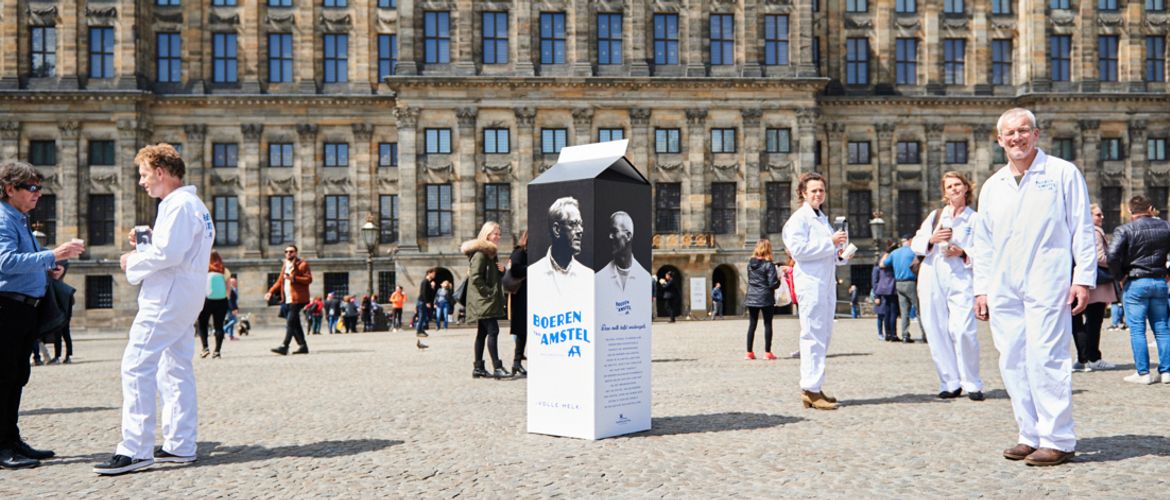 De Boeren van Amstel presenteren hun melk op de Dam.  