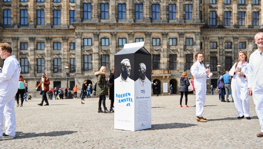 De Boeren van Amstel presenteren hun melk op de Dam.  