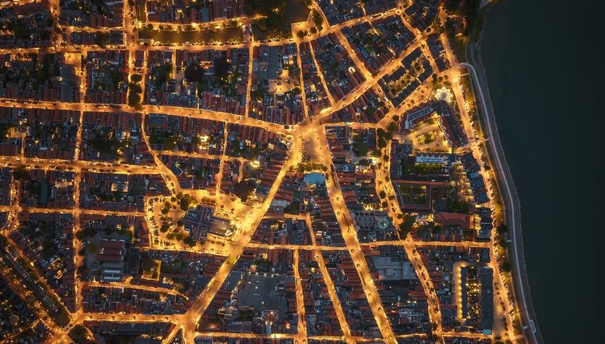Dronefoto van verlichte straten in Hoorn / Shutterstock