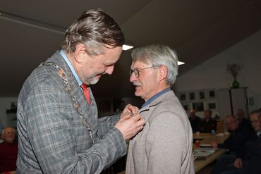 Dick Langwerden ontvangt lintje van de burgemeester van Aalten, de heer A. Stapelkamp / Jan Oberink