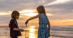 Kinderen jutten op het strand / Shutterstock