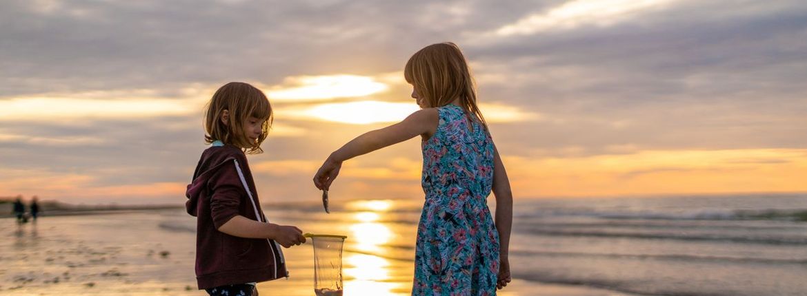 Kinderen jutten op het strand / Shutterstock