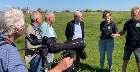 Karsten Schipperheijn, Keimpe Strikwerda (Voorzitter Bond Friese Vogelwachten), staatssecretaris Rummenie, Anneke en Sicco Hylkema / Mette Vreeken