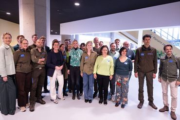 Natuurorganisaties kleuren publieke tribune groen bij debat over natuur en stikstof / Dirk Hol