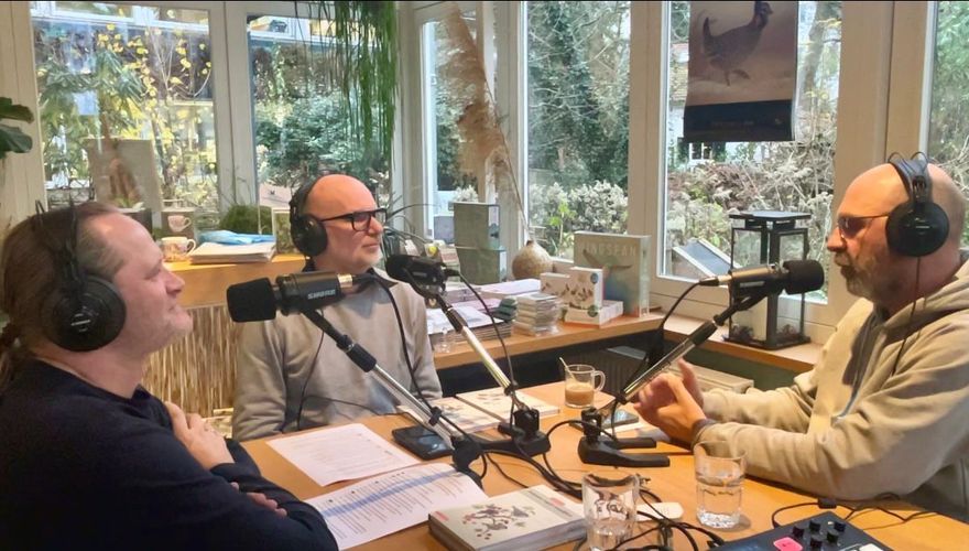 Gert Ottens (l.) en Arjan Berben in gesprek met auteur Harvey van Diek / Foto: Christien ter Haar