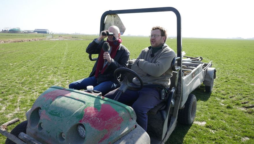 Stefan Aarts (r) en Arjan Berben op weidevogelsafari. Foto: Gus Maussen