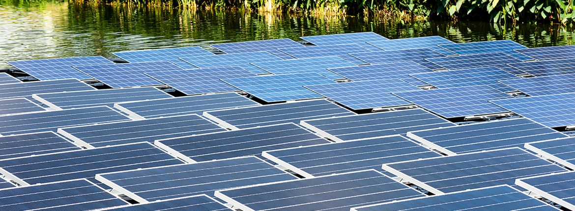 Zonnepanelen op water / Shutterstock