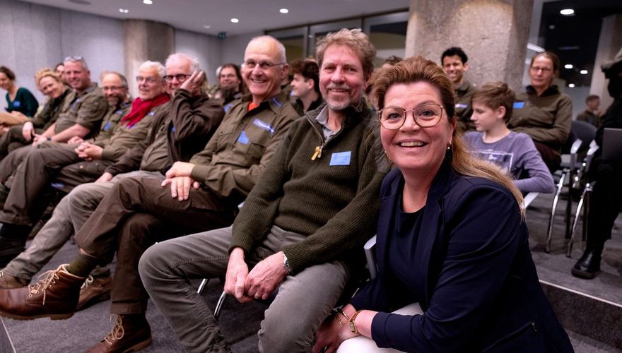 Natuurorganisaties kleuren publieke tribune groen bij debat over natuur en stikstof / Dirk Hol