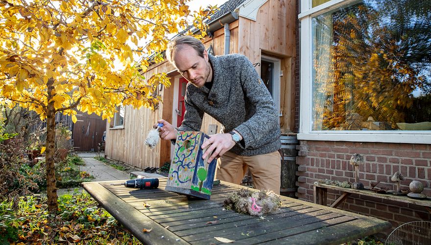 Nestkast schoonmaken / Fred van Diem