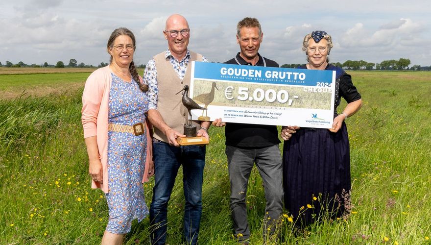 Winnaars Gouden Grutto 2024 - Aaltje en Wicher Hoeve links, Willem en Jantje Courtz rechts / Fred van Diem