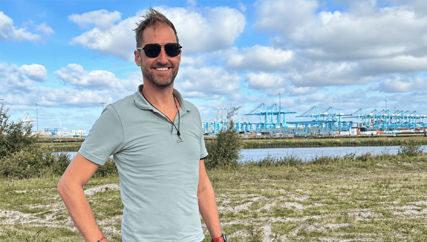Robbert Wolf, adviseur natuur bij Havenbedrijf Rotterdam, bij het toekomstige spooremplacement Maasvlakte Zuid, waar het Havenbedrijf een terrein voor duinnatuur en vogels inricht.